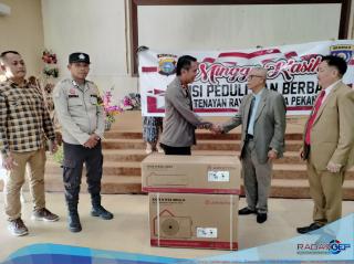 Kepala SPN Polda Riau Bersama Kapolsek Tenayan Raya Serahkan Bantuan Gereja